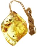 Фігурний кулон з напівпрозорого бурштину